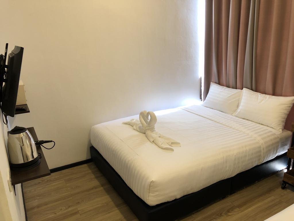 Glur Phuket Patong Beach Kültér fotó